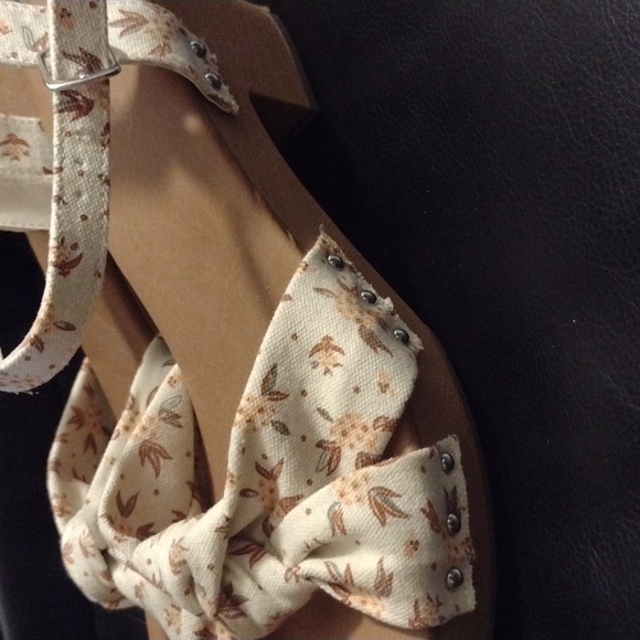 Universal Thread 9.5 cream platform sandals - Picture 8 of 10